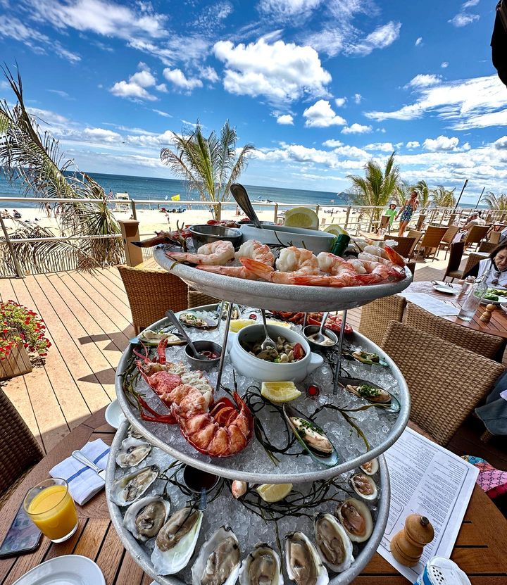 The best reason to gather is for a sumptuous meal to break the silence and let every laugh and blessing converge at the table.🥰