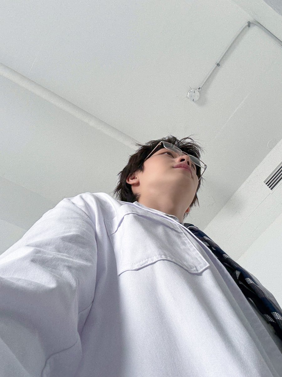YookSJ_official's tweet photo. [📸] #YOOKs_moment 

유행을 선도하는 남자 육성재
역 MZ샷(??) 공개합니다 o(*￣▽￣*)ブ

#육성재 #YOOKSUNGJAE https://t.co/JuL3Q7C18d