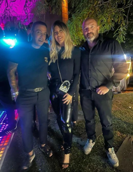 Wanda Nara víctima?🚨
Basta del cuento de la víctima.
No lo es. 
Es asociada de Payarola.
Y como madre, lo que hizo es imperdonable:
permitir que un abogado, su mujer y terceros, manipulen, maltraten e induzcan al llanto a sus propias hijas?
Eso tiene nombre: manipulación