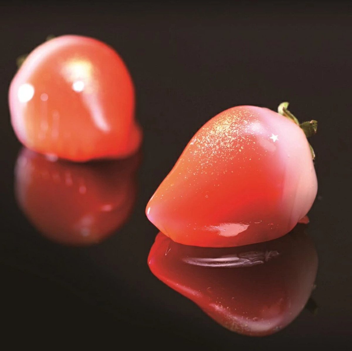 苺の形のいちご大福『ルビーのいちご』の吉岡製菓official