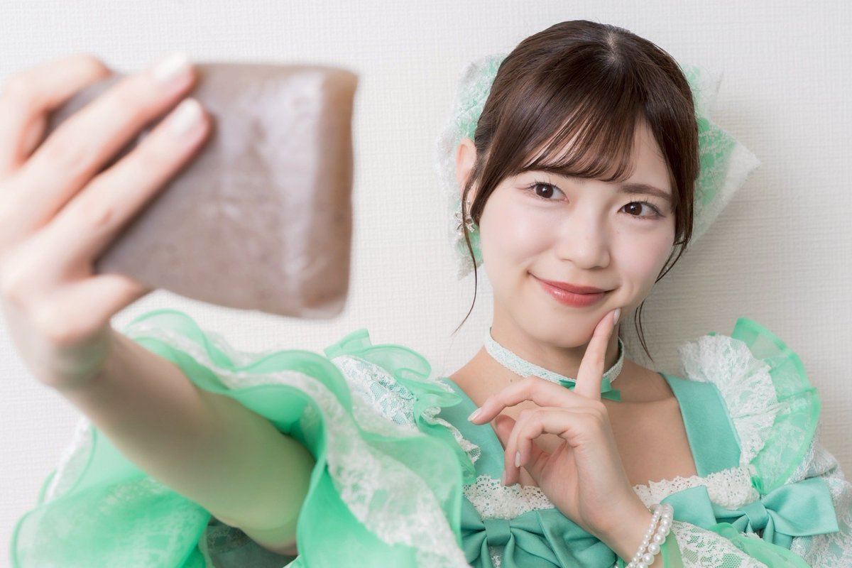 「こんにゃくで自撮りをしているアイドル」

素材はこちらから
🔗 roughlaugh-official.com/news/2591/