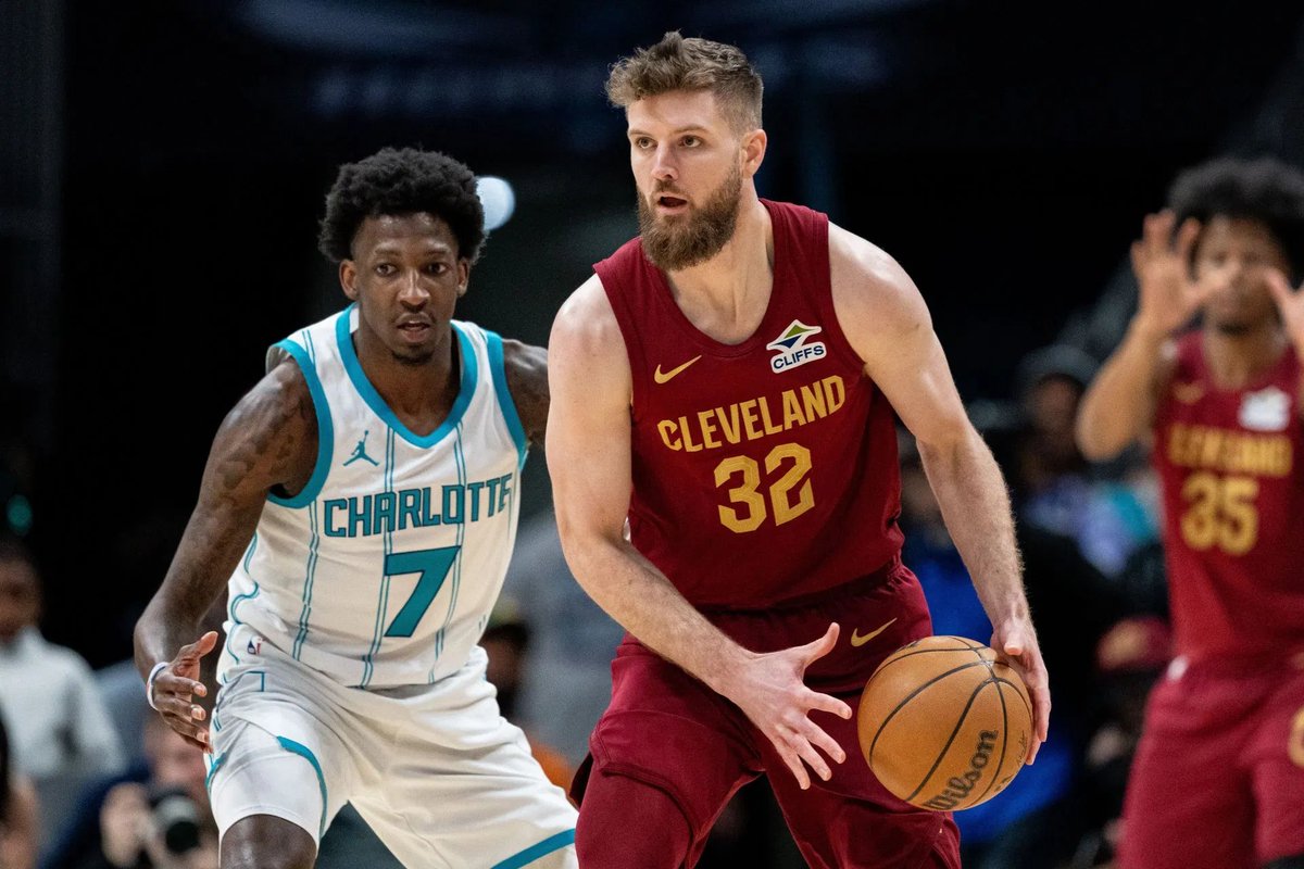 qleveland's tweet image. Dean Wade vs Charlotte this season:

14.0 PPG
7.5 RPG
2.0 APG
53% 3PT
56% FG
ELITE Defense

THE HORNET STOPPER 🤫🤫
