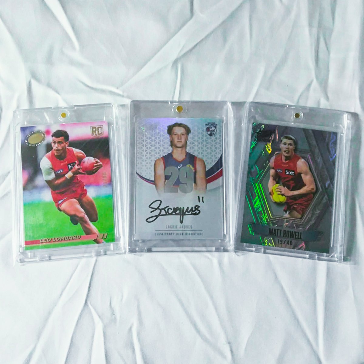 CWTonSC's tweet image. Christmas before christmas, love a good mail day 🤠

Lombard 94' Gold Series Jumper Number 08/50, Jacques Platinum DPS 05/40, and a Rowell Eminence Case Hit 19/40 🔥

Anyone else on here right in to their cards? I'm new to the hobby, but man I'm hooked haha
