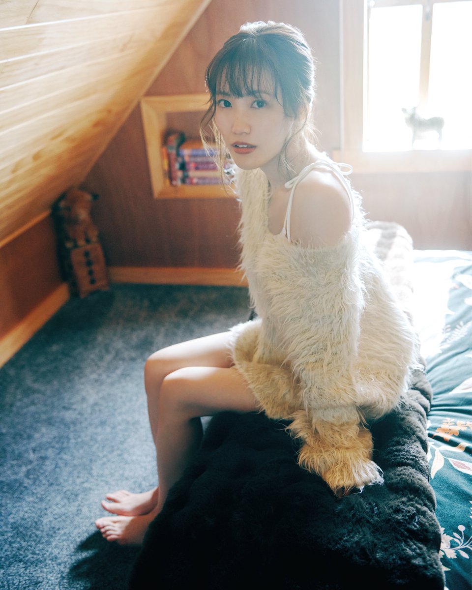 櫻坂46松田里奈、 屋根裏部屋でオフ感たっぷりニット姿💕 📸1st写真集