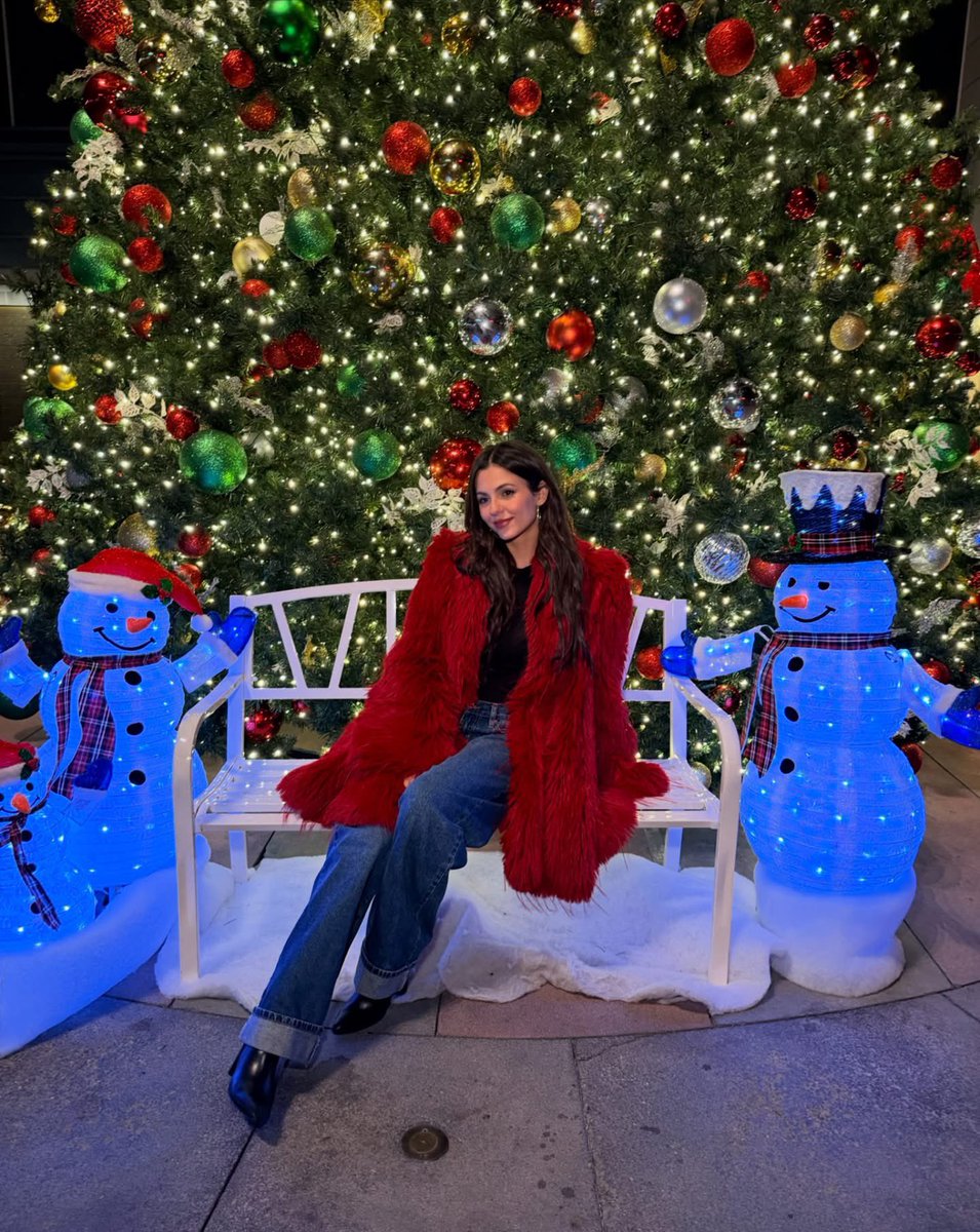 VictoriaJustice's tweet photo. Only 3 more daysssss 🎄🎅🏼✨
Stream “Santa Darlin” if you wanna stay off the naughty list 💋

https://t.co/x8V2mHEXjz https://t.co/qfOCtiCaTZ