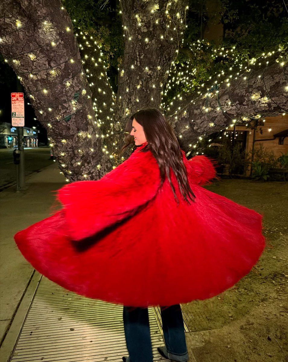 VictoriaJustice's tweet photo. Only 3 more daysssss 🎄🎅🏼✨
Stream “Santa Darlin” if you wanna stay off the naughty list 💋

https://t.co/x8V2mHEXjz https://t.co/qfOCtiCaTZ