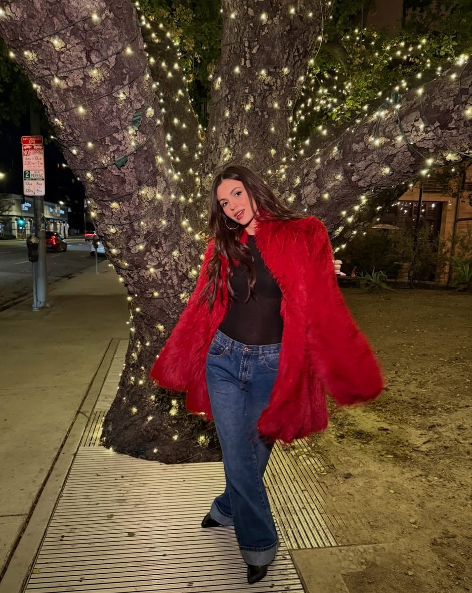 VictoriaJustice's tweet photo. Only 3 more daysssss 🎄🎅🏼✨
Stream “Santa Darlin” if you wanna stay off the naughty list 💋

https://t.co/x8V2mHEXjz https://t.co/qfOCtiCaTZ