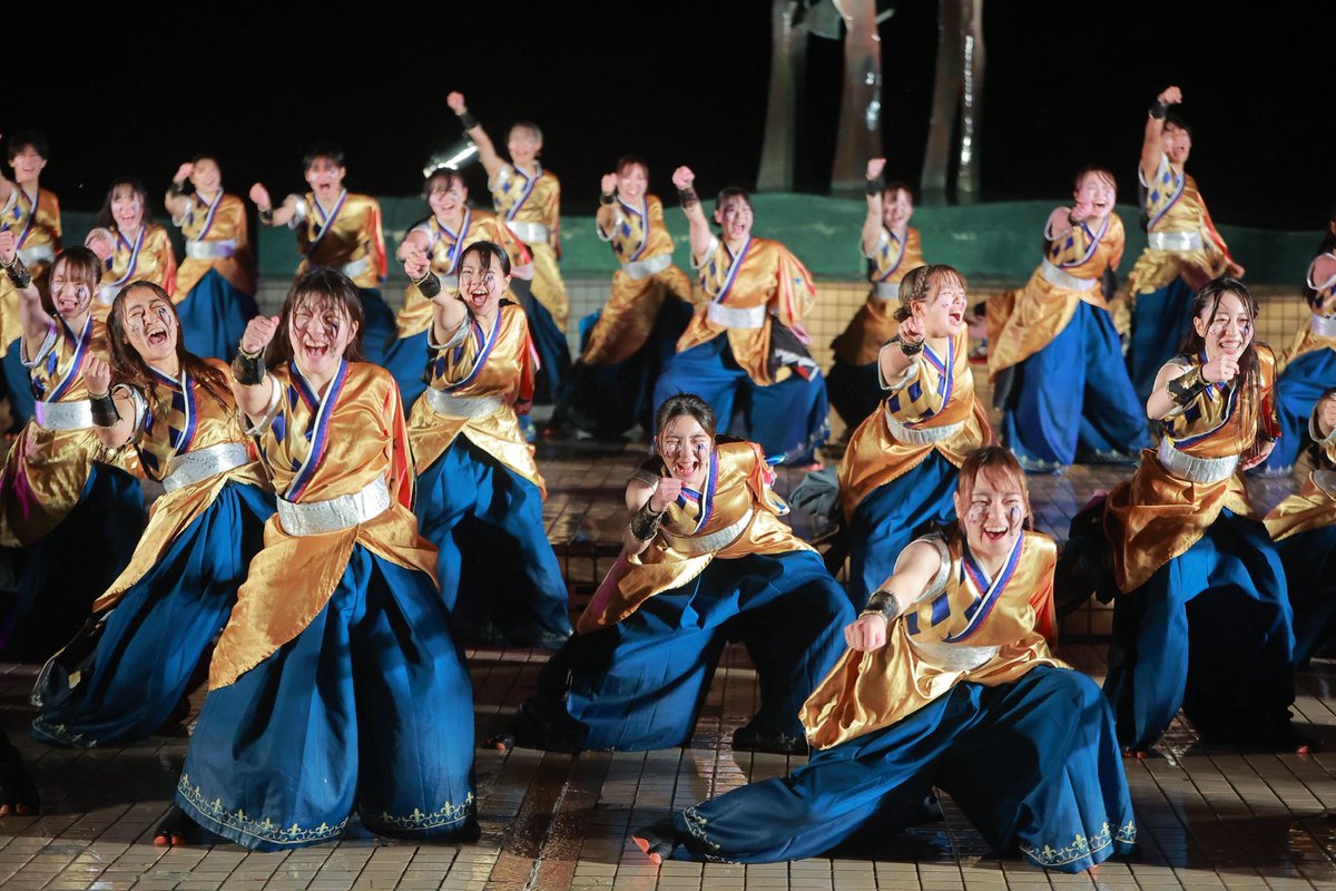 この度おどりんちゅは、12/20(土)に開催された「冬のよさこいソーズラ祭り」に参加させていただきました❄️✨

雨が降る夜の開催となりましたが、会場の温かさに背中を押され、16代目の第一歩となる演舞を披露することができました🎪
最後まで声援を送ってくださった皆さま、ありがとうございました！