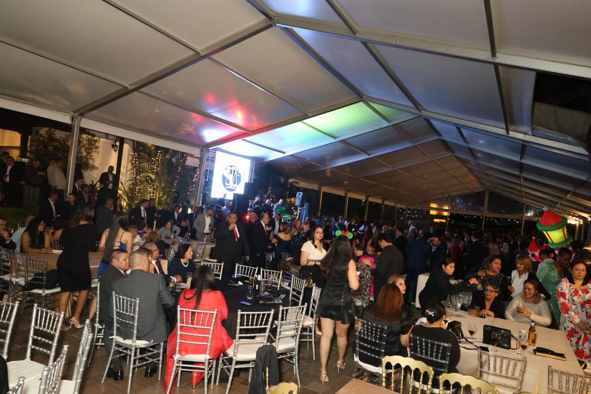 ¡Feliz Navidad, querida familia del Colegio de Abogados de Honduras!

Gracias por un año de compromiso con la justicia y la ética profesional. Que esta fiesta gremial nos llene de paz, unión y alegría.

¡Próspero 2026!