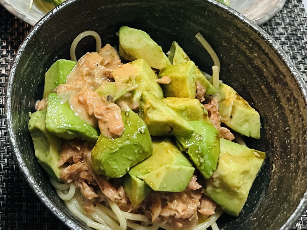 lifehuck2225's tweet image. おうちごはんでは、こんな風に丼でパスタを食べるのもオススメです！
鮭とアボガドのパスタ。鮭は身をほぐして醤油と味醂で軽く下味をつけます。
ソースはオリーブオイルと醤油がベースですが、ニンニクやわさびを入れても美味しいですよ。
#おうちごはん
#料理好きと繋がりたい