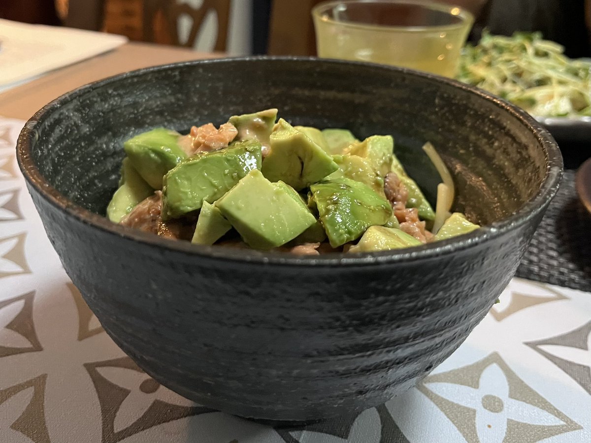 lifehuck2225's tweet image. おうちごはんでは、こんな風に丼でパスタを食べるのもオススメです！
鮭とアボガドのパスタ。鮭は身をほぐして醤油と味醂で軽く下味をつけます。
ソースはオリーブオイルと醤油がベースですが、ニンニクやわさびを入れても美味しいですよ。
#おうちごはん
#料理好きと繋がりたい