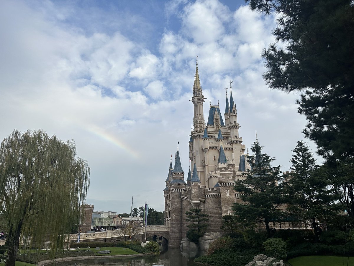 new_tarako's tweet photo. ディズニーで雨あがりだったから城の近くに虹がかかってた🌈🐵 https://t.co/6FOFLQGVh4