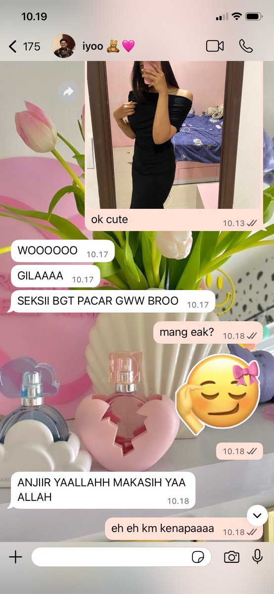 ipikchu's tweet image. agenda hari ini wfh sekaligus gangguin doi yg lg kerja ☺️🫣