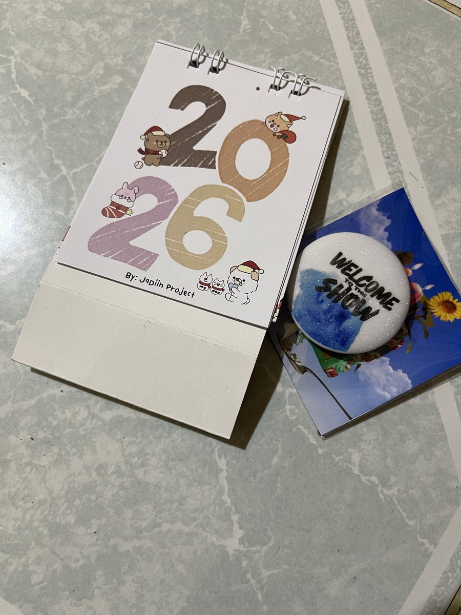 seohyunot's tweet image. Freebies! 

Cute mirror from my bff @lriddescent 
Kalender mini from @JaDiinProject 
Pin WTTS dari kakak @nissseu
Cookies dari kakak @somatcha_ (gak kefoto soalnya ketelen duluan, enak banget 😭)

Terima kasih orang-orang baiiiik ❤️