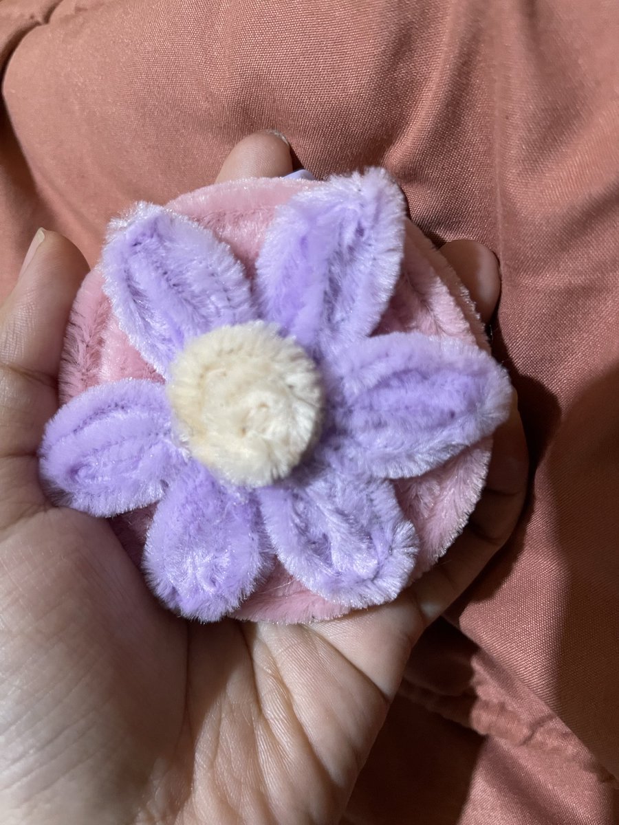 seohyunot's tweet image. Freebies! 

Cute mirror from my bff @lriddescent 
Kalender mini from @JaDiinProject 
Pin WTTS dari kakak @nissseu
Cookies dari kakak @somatcha_ (gak kefoto soalnya ketelen duluan, enak banget 😭)

Terima kasih orang-orang baiiiik ❤️