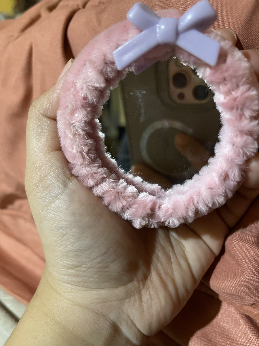 seohyunot's tweet image. Freebies! 

Cute mirror from my bff @lriddescent 
Kalender mini from @JaDiinProject 
Pin WTTS dari kakak @nissseu
Cookies dari kakak @somatcha_ (gak kefoto soalnya ketelen duluan, enak banget 😭)

Terima kasih orang-orang baiiiik ❤️