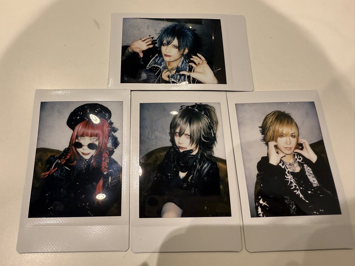 先行物販よりアー写チェキを販売いたします！ ぜひお買い求めください🌟