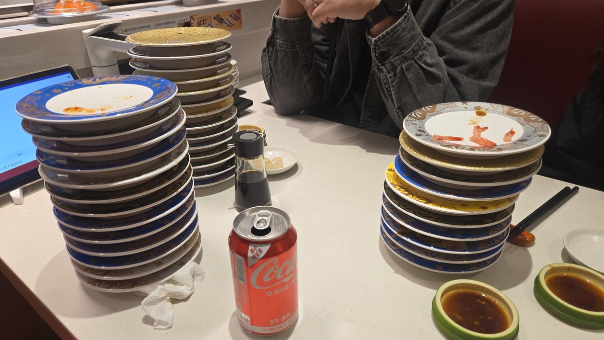 송년회 회전 초밥.
셋이가서 둘 배터진다고 멍때리는데
한명은 계속 시킴ㅋㅋ