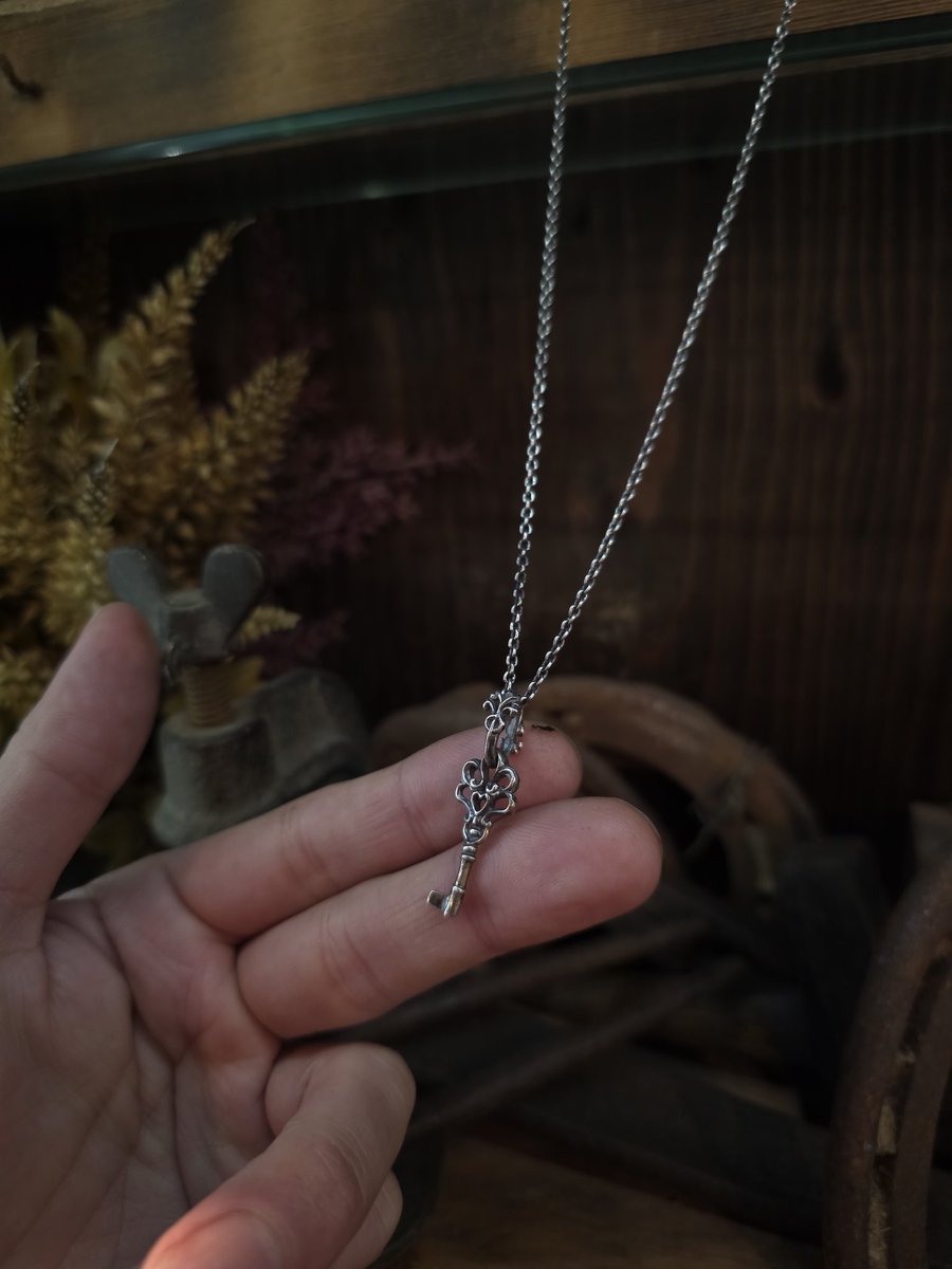 Beautesque 
Fortune key 
Pendant
¥15400

本日も宜しくお願いいたします。
instagram.com/p/DSlzihekngr/…