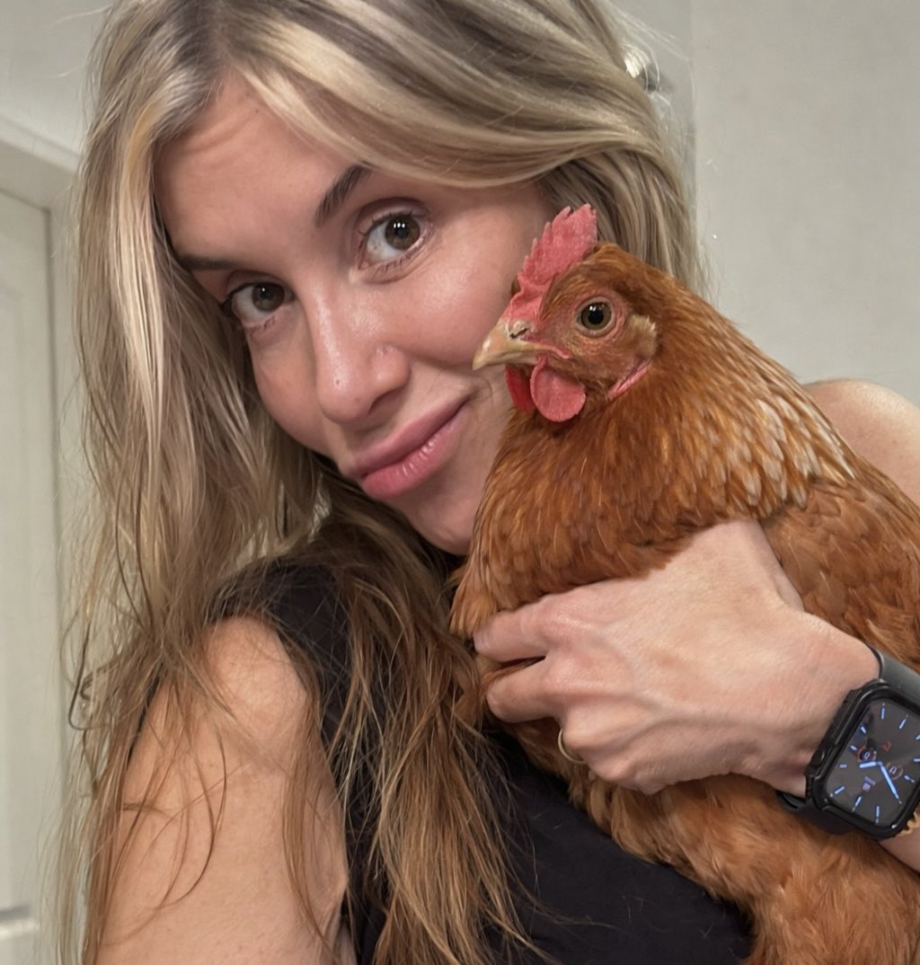 Hay que tener cuidado con lo que uno desea… porque todo vuelve duplicado….
Amo a los animales… también a la gallinas!
Pobrecitas… ser sacrificadas para hacer un mal!
Soy muy creyente….
Dios protege a los buenos🙏🙌❤️
Ahh y la verdad siempre nos alcanza!!!