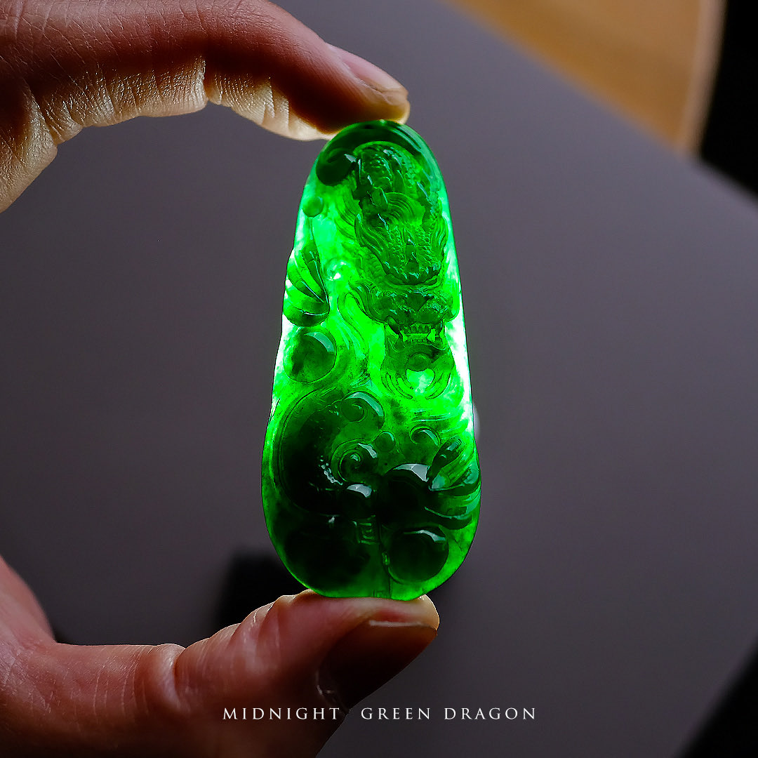 この透過度と圧巻のグリーン。 これぞ極上翡翠の美しさと魅力❗️ 風格