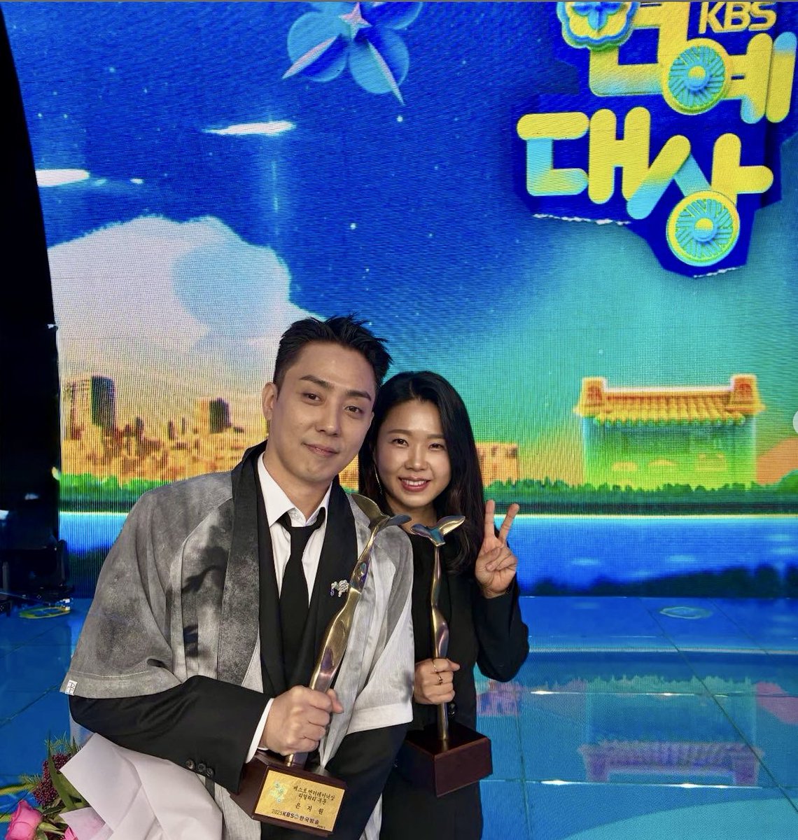 Eunkulele's tweet photo. 축하드립니다. Congratulations!
2025 KBS 연예대상 Entertainment Awards #은지원
4 wins for 살림남

cr. pyunpd ig https://t.co/kCVVaWuUV5