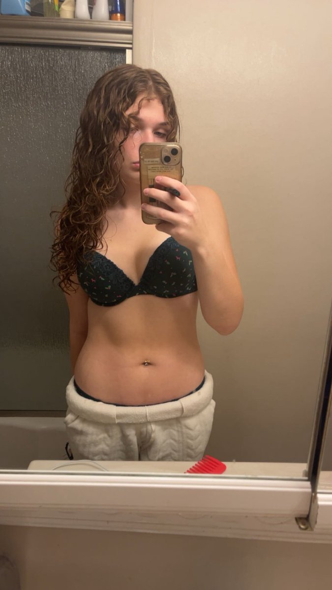 anna___2007's tweet image. I feel so fucking fat, lit threw up my bday one slice of cake and 3 pieces of pizza from the night before and it’s still fucking up my stomach rn, why am I so wide