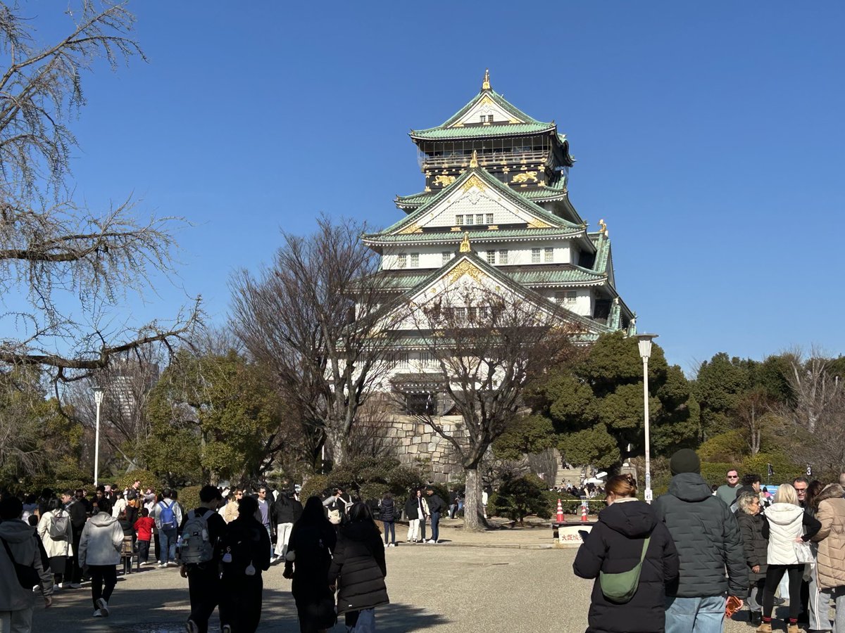 madamu147's tweet photo. 大阪城🏯平日というのに多い。半分以上が外国人と思う。土産屋さんにも寄ったけどお箸🥢とか🥣お椀とかハンカチなどセンスあって素敵。師走晴れ暑いくらい。大阪城の周り走ったっけ🏃なんて想いを馳せ、11年前のことです。 https://t.co/8Rpu56kZns