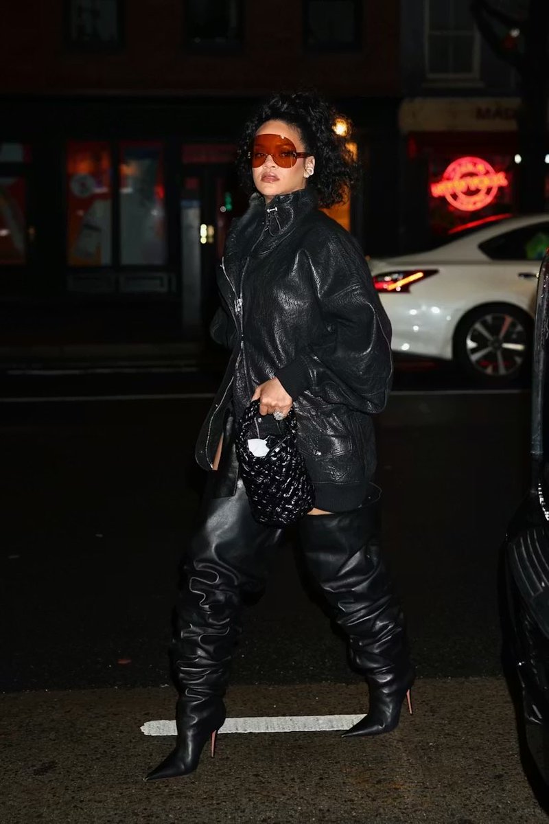 trentabitchback's tweet photo. Rihanna has unfollowed Nicki Minaj on Instagram https://t.co/iIth63sJQr