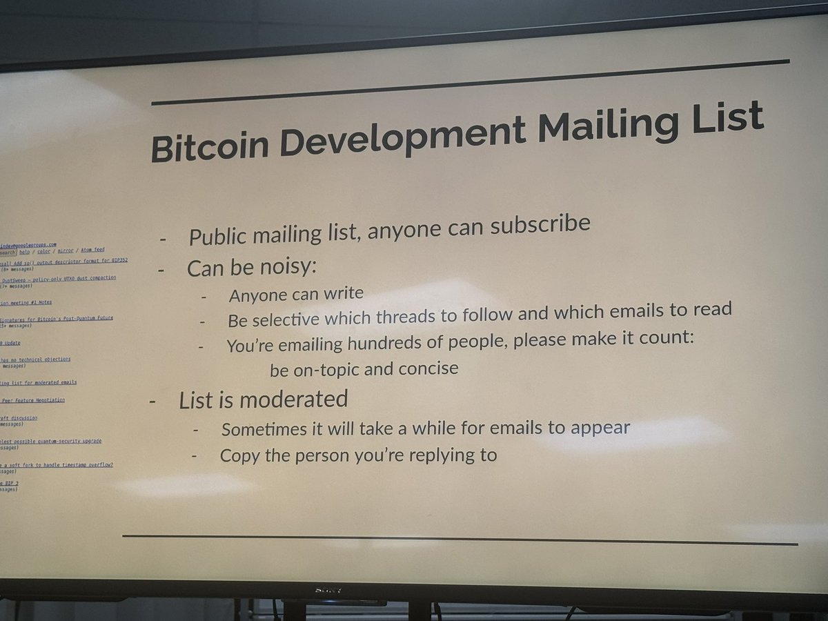 下面我把你给的整组现场演讲照片，按逻辑顺序做一次系统性深度分析，重点放在：
Bitcoin 治理哲学 → 技术演进机制 → 真实权力结构 → 对投资/创业/协议设计的启示。

⸻

一、核心总论（一句话）

Bitcoin 不是 Bitcoin Core，也不是某个组织，而是一套靠“运行中的代码 + 社会共识”持续存活的系统。