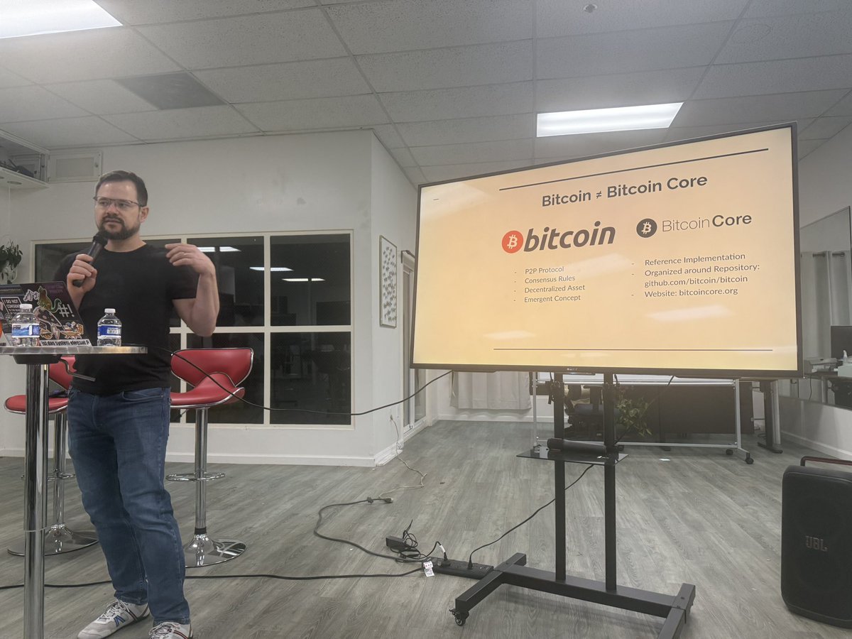 下面我把你给的整组现场演讲照片，按逻辑顺序做一次系统性深度分析，重点放在： Bitcoin 治理哲学→ 技术演进机制→ 真实权力结构