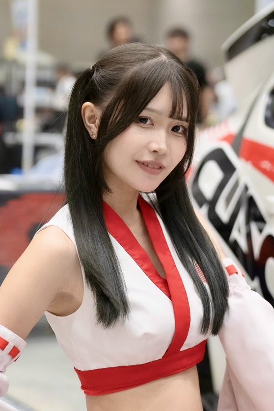 東京オートサロン2026のCUSCOブースは、小咲むうさんと葵成美さんが
