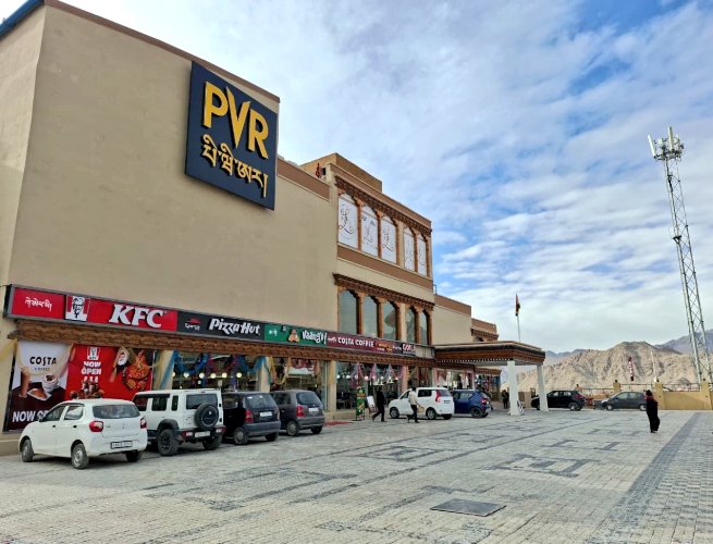 TheINIofficial's tweet image. 𝐌𝐮𝐥𝐭𝐢𝐩𝐥𝐞𝐱 𝐮𝐩𝐝𝐚𝐭𝐞 𝐟𝐫𝐨𝐦 𝐋𝐞𝐡, 𝐋𝐚𝐝𝐚𝐤𝐡.

PVR INOX opens India’s highest 2-screen multiplex at 11,500 ft in Leh.

The new property is located at Solar Colony in Saboo along the Leh–Manali Bypass Road.

#Leh #Ladakh #Movie #Multiplex #Cinema