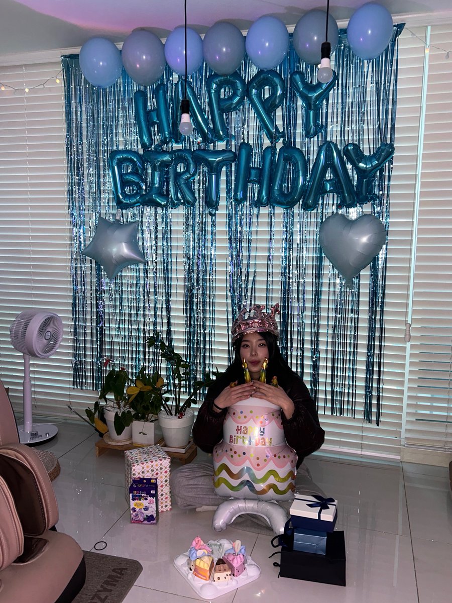 weversekatseye's tweet image. 🌟 #YOONCHAE 221225

🐚: My family threw a surprise party for me🥹🥹🥹💗💗💗💗💗 I’m so happy

#KATSEYE @katseyeworld