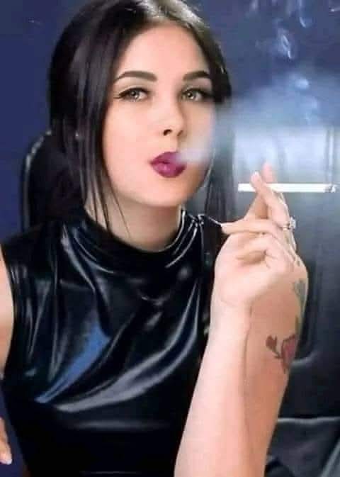 تخاف أن ترى النور
لكنها لا تستطيع الاختفاء تماماً
فتظل تطرق أبواب القلوب بصمت
تبحث ..
عن يد لتلمسها
عن صوت لتسمعها
عن قلب يتعرف إليها رغم كل العوائق