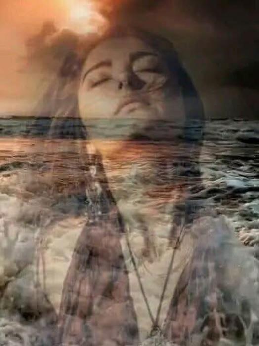 خلف الشاشات تختبئ المشاعر
كما تختبئ النجوم في عتمة الليل
عيون غارقة بالدمع تحاول أن تبوح
وأصابع ارتجفت
تبحث عن كلمات تصنع من صمتها قصيدة
هناك
بين رسائل لم ترسل
بين “تم الإرسال” و”تم الاستلام”
وأحاديث لم تُجر
تتراقص المشاعر كأشباح خجولة
تخاف أن ترى النور