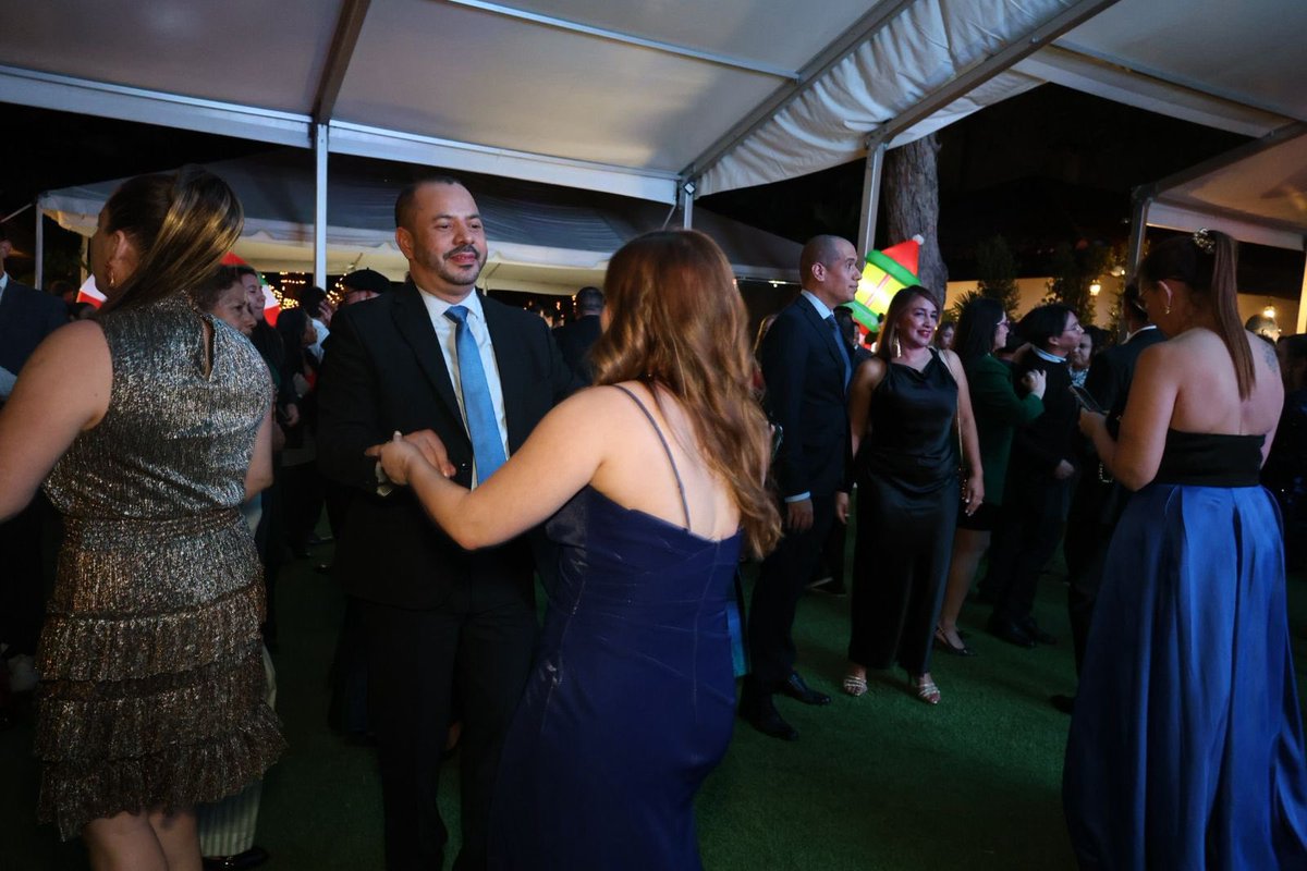 A mi amada esposa y a mis queridas hijas:
Esta es mi última fiesta de Navidad como presidente del CAH.

Gracias por su paciencia infinita, por los abrazos en los días difíciles y por ser mi hogar verdadero.

Ustedes son mi mayor orgullo y mi fuerza. Los amo con todo el corazón.