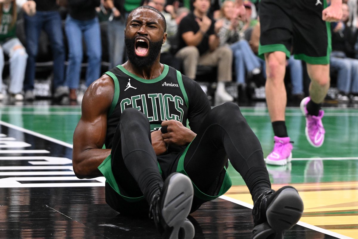 taylorcsnow's tweet image. Jaylen Brown's past month:

12/22 vs IND – 31 PTS
12/19 vs MIA – 30 PTS
12/15 vs DET – 34 PTS
12/11 @ MIL – 30 PTS
12/7 @ TOR – 30 PTS
12/5 vs LAL – 30 PTS
12/2 vs NYK – 42 PTS
11/30 @ CLE – 19 PTS (triple-double)
11/29 @ MIN – 41 PTS
11/26 vs DET – 33 PTS
11/23 vs ORL – 35 PTS