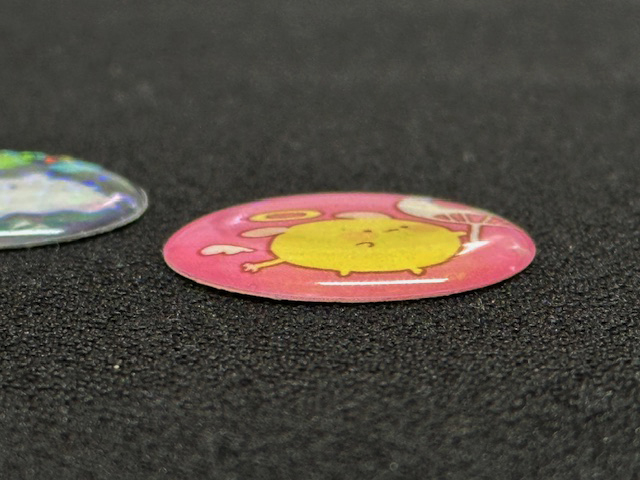 【日光企画 池袋同人工房ニュース】
先日販売開始した新商品の「ぷくぷくシール」

ボンボンドロップシールみたいなぷっくりシールが作れます！
どれくらいのぷっくり感なのか横から写真撮ってみました（ムズイ）雰囲気感じて下さい❣

2026年2月末までの期間限定で販売中です！
#同人しようぜ_p