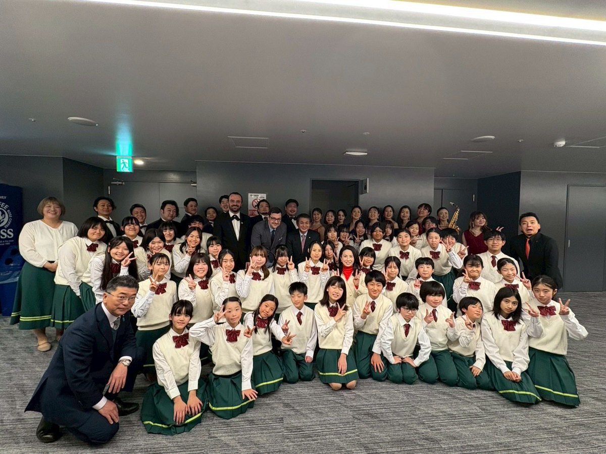 RO_Emb_Japan's tweet image. 12月16日、ルーマニア大使館は、八王子市において開催されたルーマニアのクリスマス・キャロル（コリンダ）・コンサートに参加いたしました。訪問の一環として、ラエツキ大使は八王子市の初宿和夫市長と会談し、今後の協力の可能性と展望について意見交換が行われました。