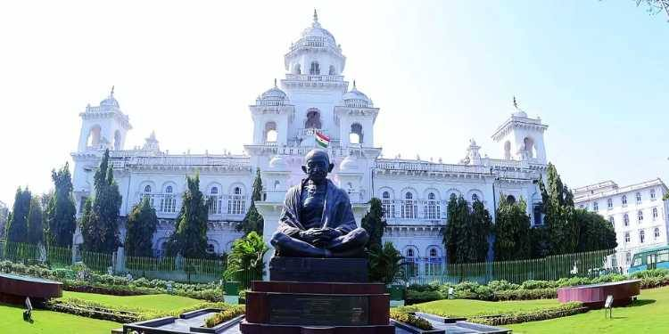 mohdamohsin's tweet photo. Telangana CM A Revanth Reddy has called a special Assembly session from Dec 29 to debate the Krishna–Godavari water dispute. The state will assert its legal share and challenge AP’s alleged unauthorised projects.
 #Telangana #WaterDispute #KrishnaGodavari #Assembly https://t.co/w2JD5NHmUw
