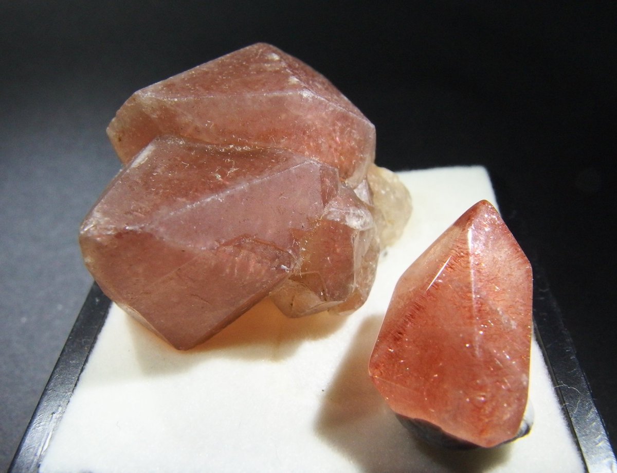 BlueColundum's tweet image. ストロベリークォーツの原石とルース
メキシコ＆カザフスタン
トラピチェ模様の見えるカザフスタン産のルース無いかな
手が出ないとは思うけど