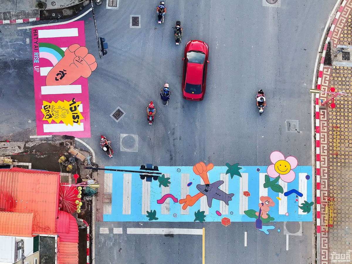 Skyboyz15's tweet image. คืนความสดใสให้ “หาดใหญ่”
ทางม้าลายใหม่ ลายน่ารักๆ กลางเมือง
กว่า 33 จุด 10 โลเคชั่น ทั่วเมืองหาดใหญ่
📷 roylee
#หาดใหญ่ #ทางม้าลาย