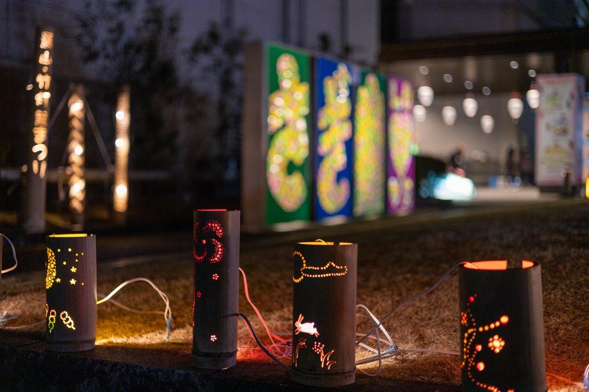 ぎふ灯り物語2026では、連携企画として加藤栄三・東一記念美術館を夜間開館し、入場料無料で入館いただけます。また、岐阜公園内の無料エリアでは展示、狂俳行灯展示や鷺山小学校、青山中学校美術クラブが製作した"竹灯籠"展示もあります。ぜひご覧ください。