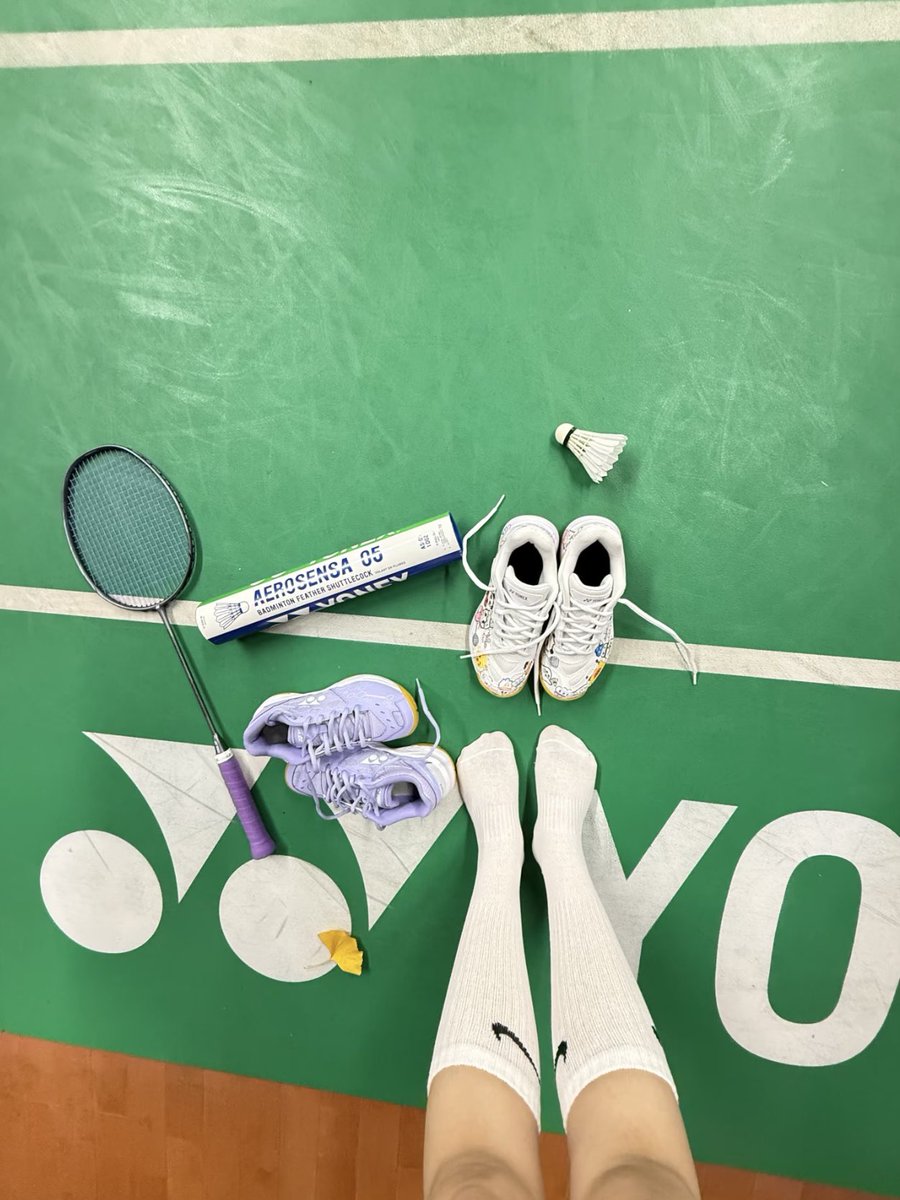 你们觉得穿哪双鞋子打羽毛球会暴汗，不过这两双脱了以后味道都挺大的，毕竟都不透气 #体育生 #女大 #羽毛球