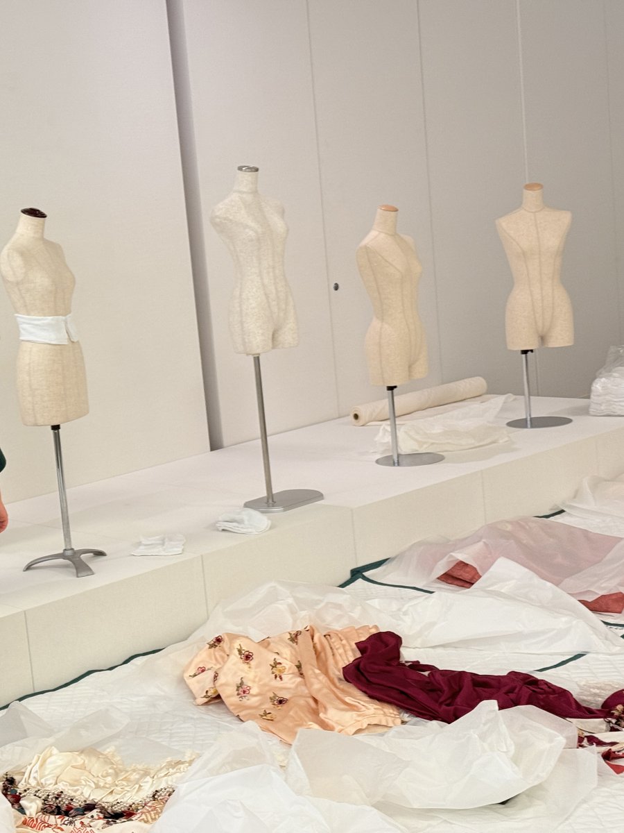 👗企画展「お姫様の装い　Elegance of a Princess」👗ついに開催まであと１日🥁🥁🥁🥁🥁
どのような展示に仕上がったのか、ぜひ実物をご覧にいらしてください。
#大妻女子大学博物館
#大妻女子大学
museum.otsuma.ac.jp/exhibition_lis…