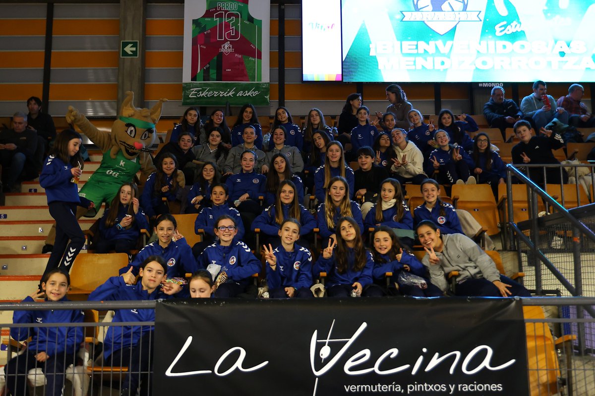 El sábado recibimos la visita de varios equipos de Larramendi Ikastola (Mungia) 🎒

Un mañana de amistosos en Sologana y después partido de Liga Femenina en Mendi 🔝

Eskerrik asko etortzeagatik <a href="/LarramendiIkast/">Larramendi Ikastola</a>! 💚

📸 <a href="/dvizphoto/">dvizphoto</a> 

#ElLatidodeMendi #MendikoTaupada