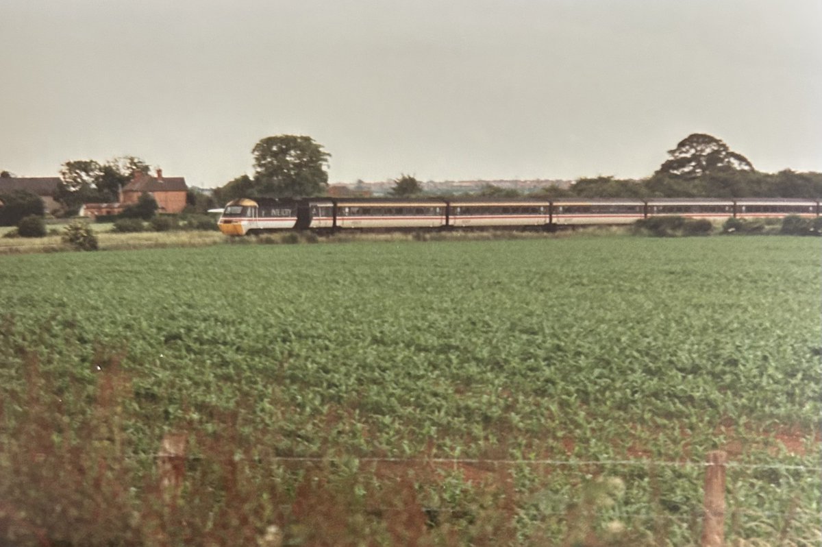 LeicRailAle170's tweet image. #HighSpeedTuesday A northbound run approaching Syston, summer 1996.