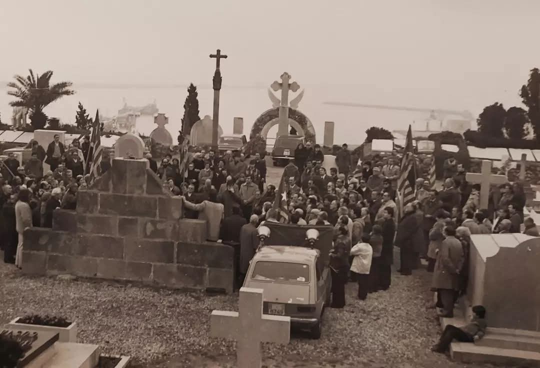 FD_EC's tweet photo. Homenatge d' Estat Català a Francesc Macià al cementiri de Montjuïc 1976.
#memoriaindependentista #venimdelluny #Macia #EstatCatala https://t.co/CQyqITMy3x