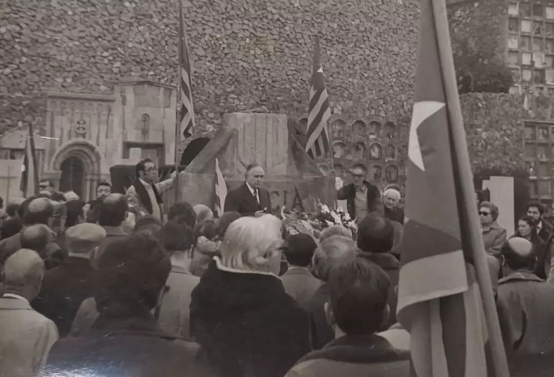 FD_EC's tweet photo. Homenatge d' Estat Català a Francesc Macià al cementiri de Montjuïc 1976.
#memoriaindependentista #venimdelluny #Macia #EstatCatala https://t.co/CQyqITMy3x